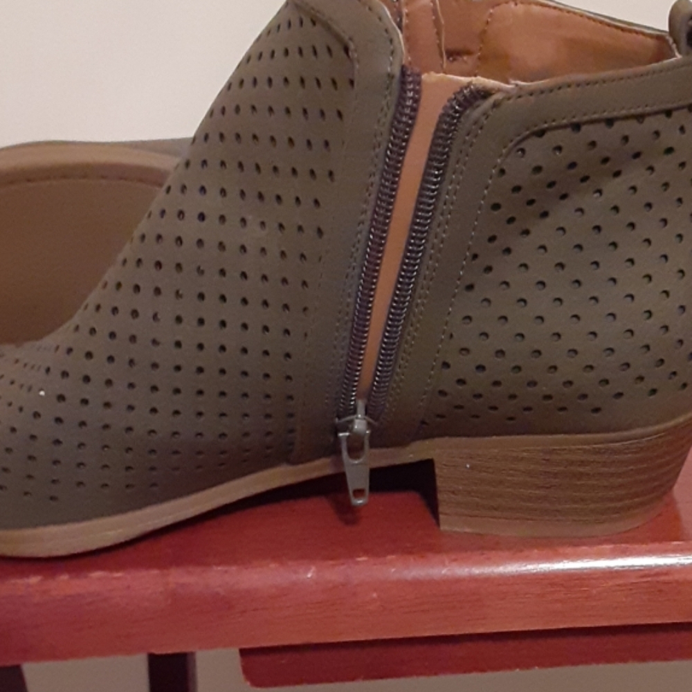 Shoes - Picture 5 of 8